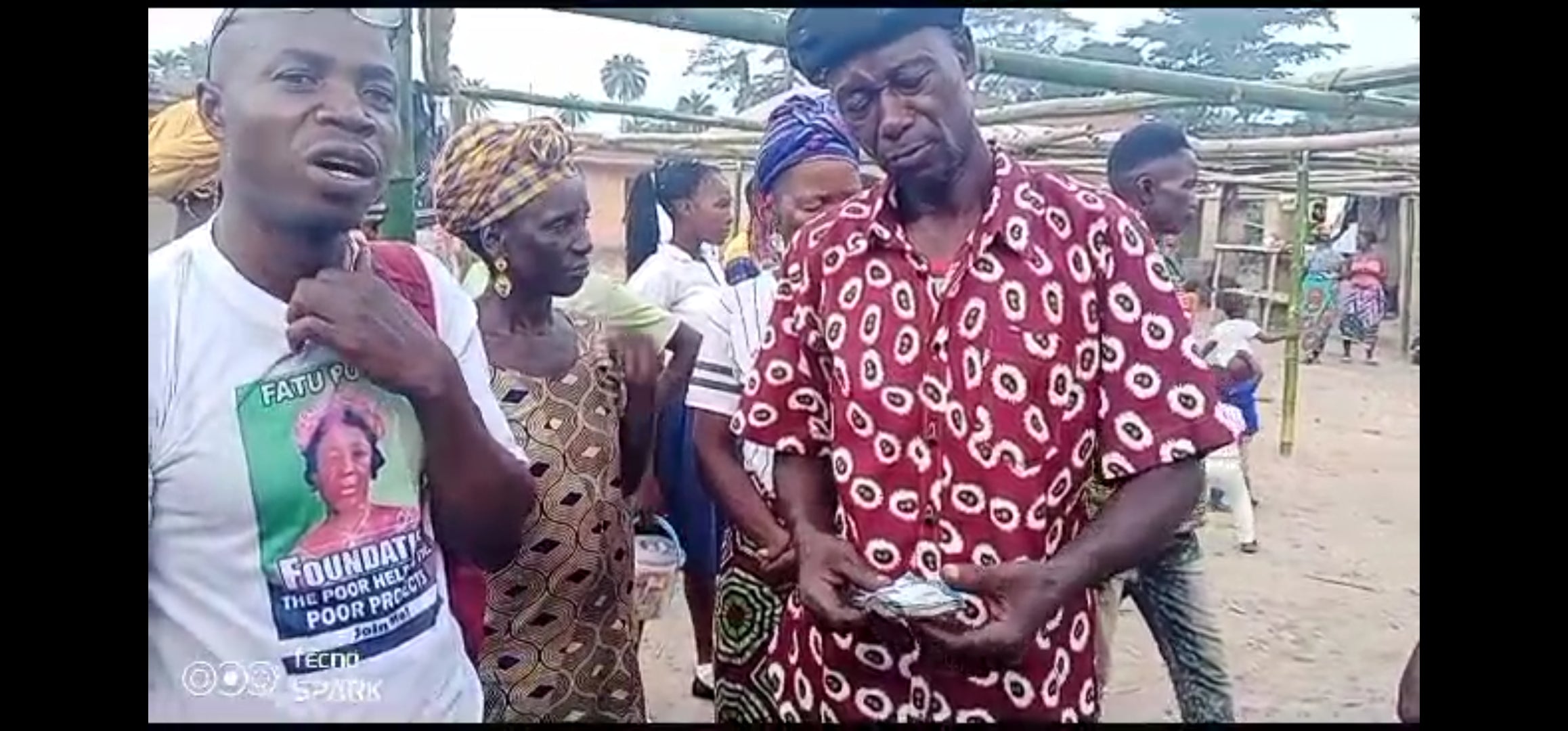 Money Distribution At Villages in Foya District – Fatu Pondo Foundation